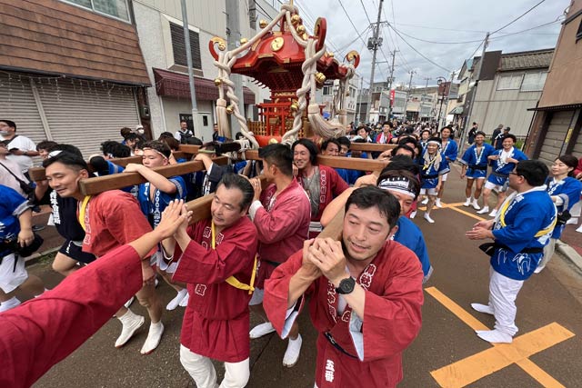燕1000人みこし