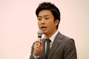 市政報告を行う滝沢氏