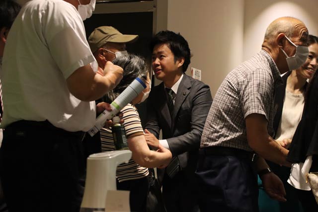 来場者と握手して見送る滝沢氏