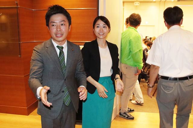 来場者を迎える滝沢氏夫婦