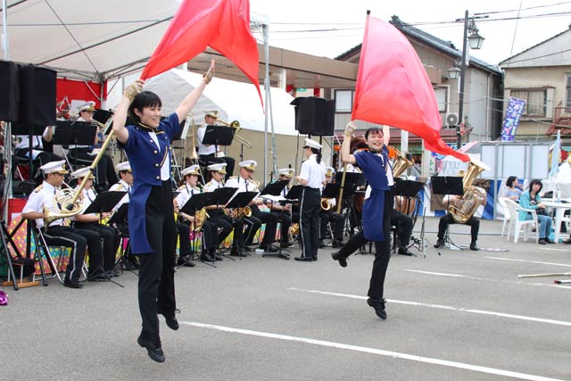 日中の県警音楽隊の停止演奏とカラーガード