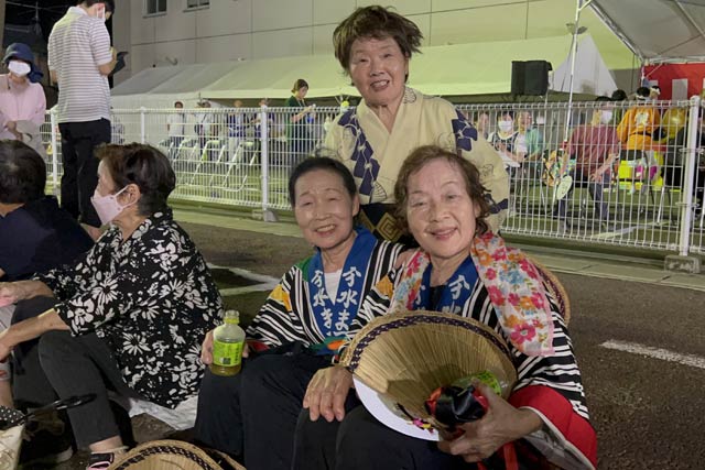 休憩する民謡流しの踊り手