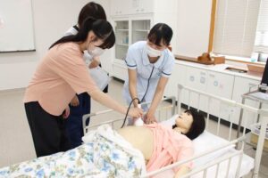 職場体験中止に代えて加茂暁星高校がキャンパスで看護の職場疑似体験