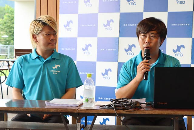 記者会見する結城会長(左)とアート展示の総合デザインを担当する諸橋良祐さ