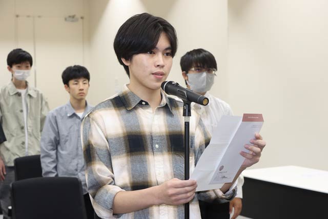 奨学生代表でお礼の言葉をのべる林さん