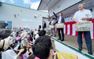 22日と吉田南地区にぎわい広場グランドオープン記念イベントのもちまき