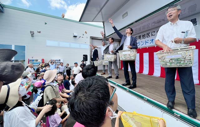 22日と吉田南地区にぎわい広場グランドオープン記念イベントのもちまき