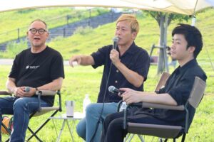 「アウトドアのまち三条」宣言のたき火トークで左から山井社長、じゅんいちダビッドソンさん、滝沢市長