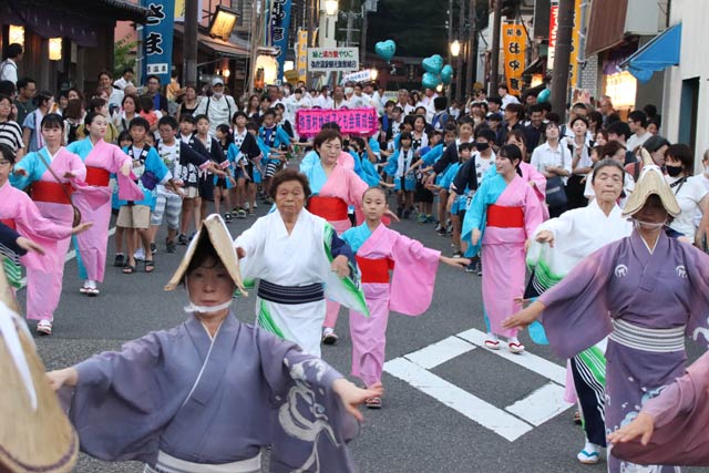 弥彦燈籠まつりの民謡流し