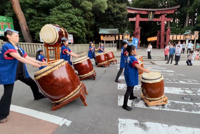 一の鳥居前で弥彦山太鼓の演奏