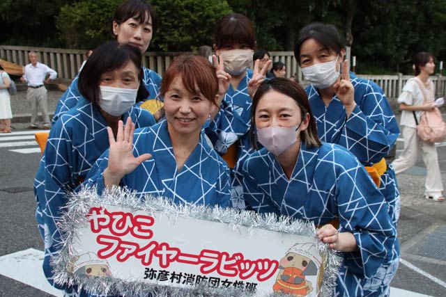 民謡流しで弥彦村消防団女性班「やひこファイヤーラビッツ」