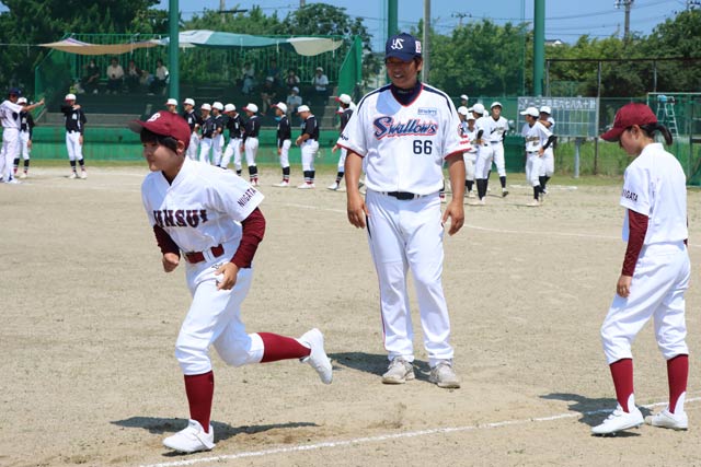 燕市内中学校野球部対象に燕市で野球教室、中央は新潟市秋葉区の元スワローズの本間忠さん