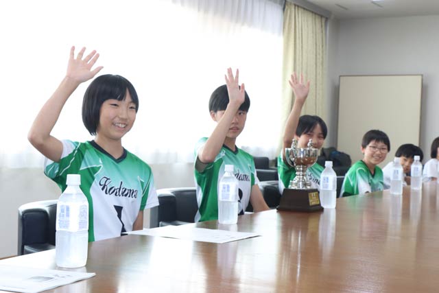 三条市長に優勝を報告した「こだまジュニアクラブ」