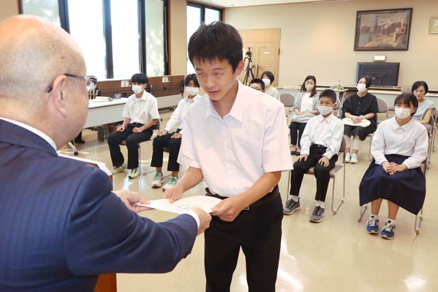 任命書を受ける石井さん