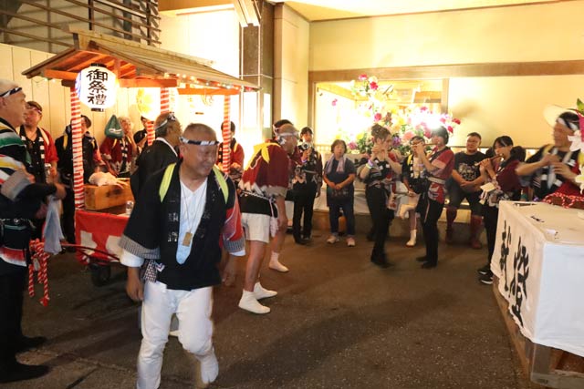 大燈籠のまわりで踊る