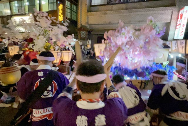 宿下がりで大燈籠を押し合う