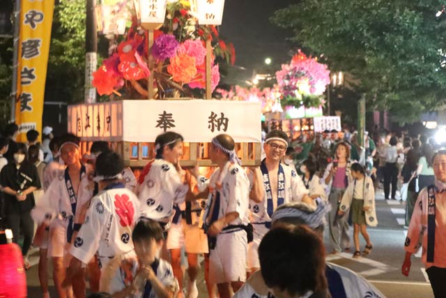 おもてなし広場前の大燈籠
