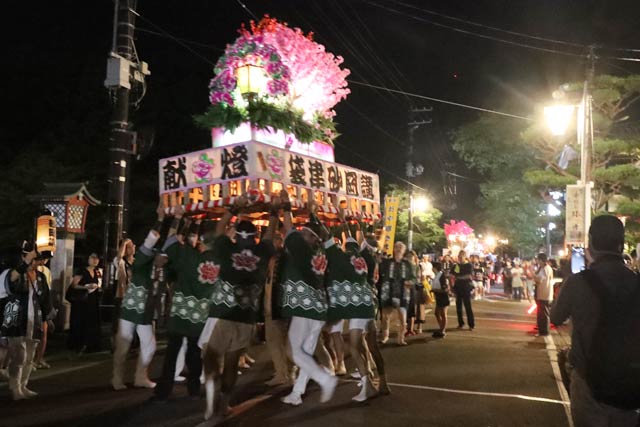 おもてなし広場前の大燈籠