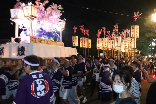 おもてなし広場前の大燈籠
