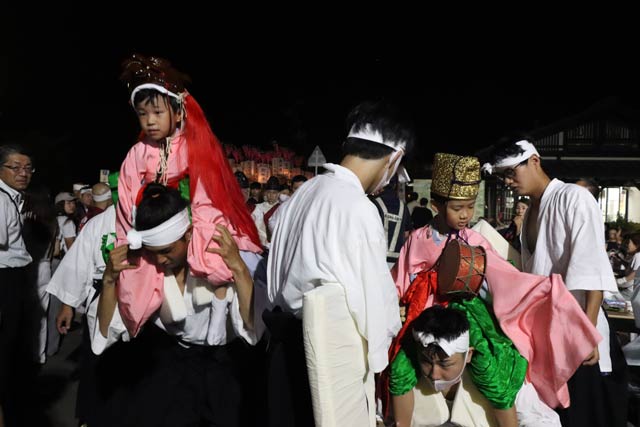 稚児は神輿渡御の間、地面に足をつくことはできない