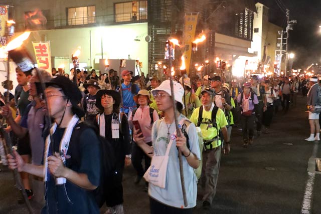 弥彦山松明大行進