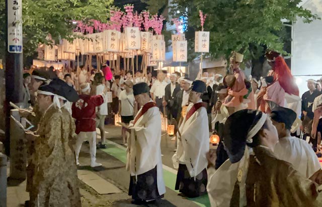 神輿渡御の道中で湯神社に向かって参拝