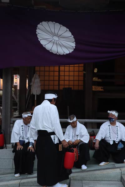 大燈籠の宿下がりの参拝の前に