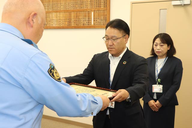 清水署長から一人ひとりに感謝状を手渡す