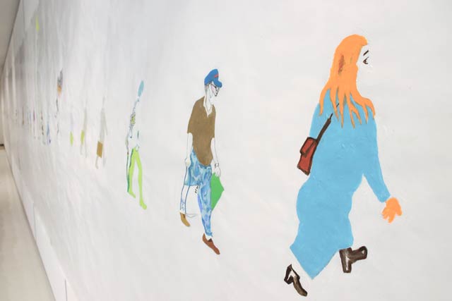 長さ17メートルに68人を描いた「街ゆく人々」