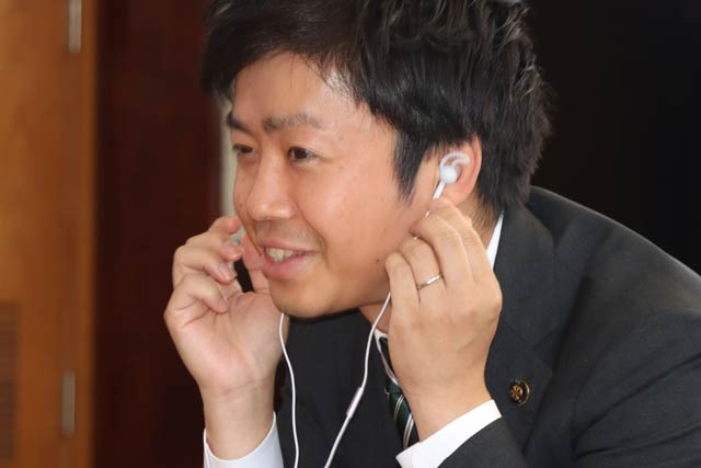 軟骨伝導イヤホンを試す滝沢市長