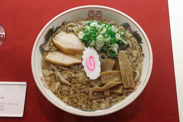 今回のために製作した大むら支店の中華そばの食品サンプル
