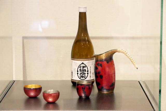 作品に登場する弥彦酒造の「國酒 伊彌彦」