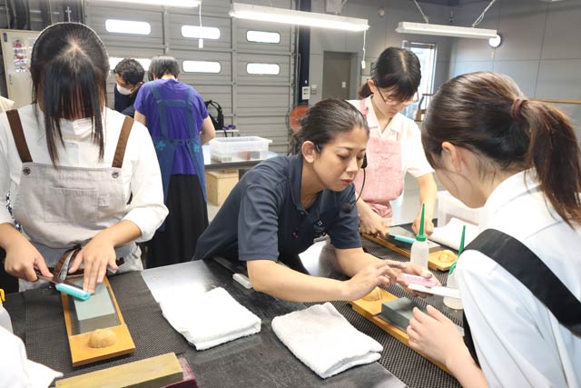 藤次郎が巻高校校生活部を対象に包丁の研ぎ直し講習会