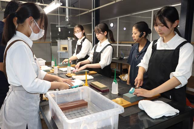 黙々と包丁研ぎに集中