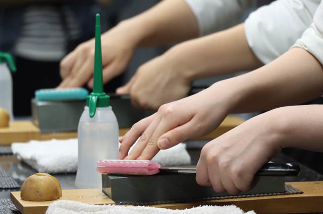 指導の通りにひたすら砥石の上で包丁を滑らせる