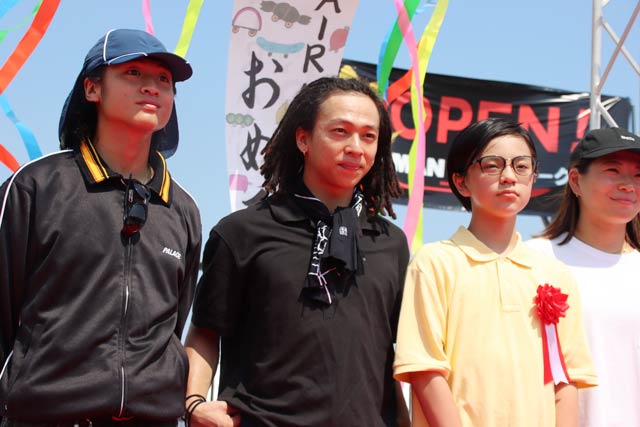 左から平野海祝選手、平野歩夢選手、いちばん右に冨田せな選手
