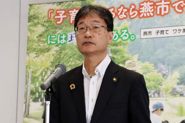 定例記者会見を行う鈴木市長