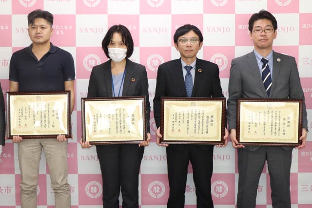 左から来店客の吉田さん、第四北越銀行三条支店大原さん、森田さん、中村支店長