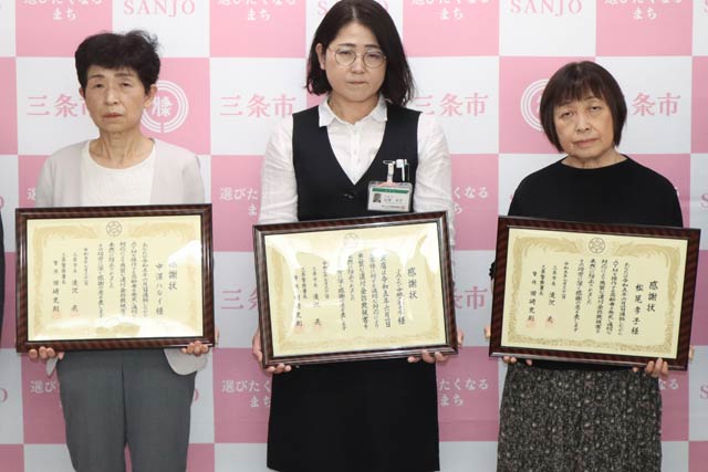 左から来店客の中澤さん、JAえちご中越三条支店の山田支店長、来店客の松尾さん