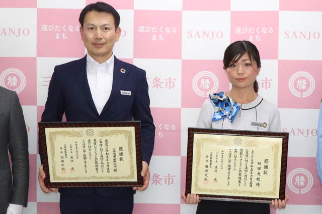 左から三条信用金婚本店の刈谷本店長、職員の石田さん