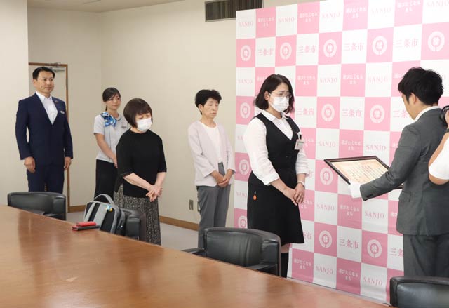 滝沢市長から感謝状を手渡す