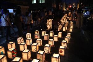 千灯まつりで6千個の灯ろうが光の川のように