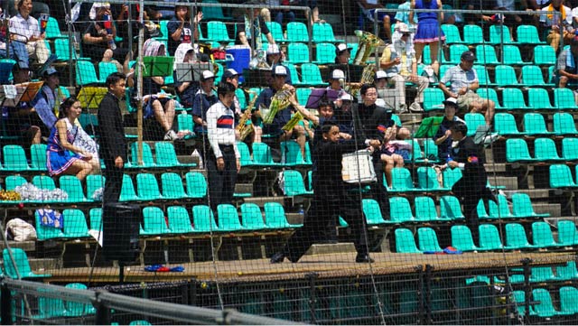 三条パール金属スタジアムでの各校の応援の様子