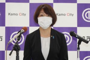 記者会見する藤田市長