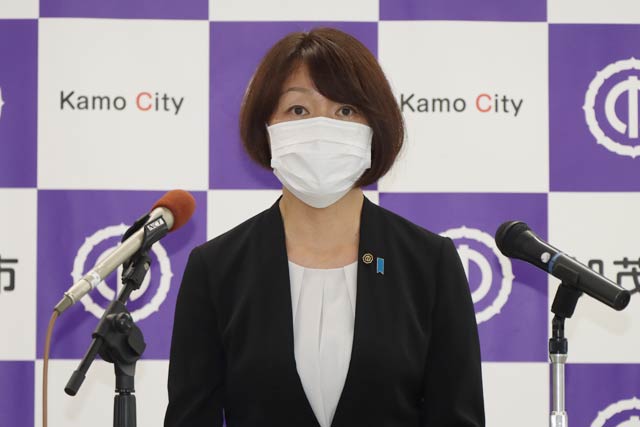 記者会見する藤田市長