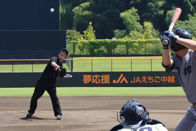 高波社長の始球式