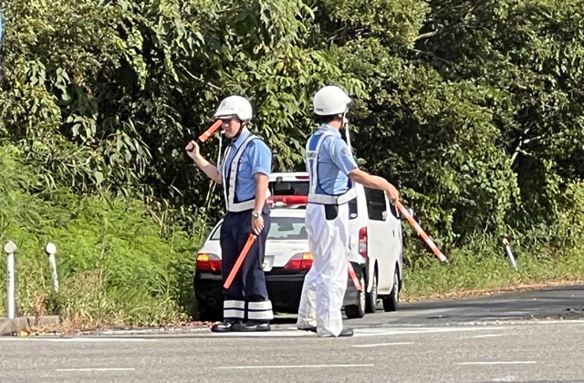 県央大橋たもとの交差点で警察官が交通整理