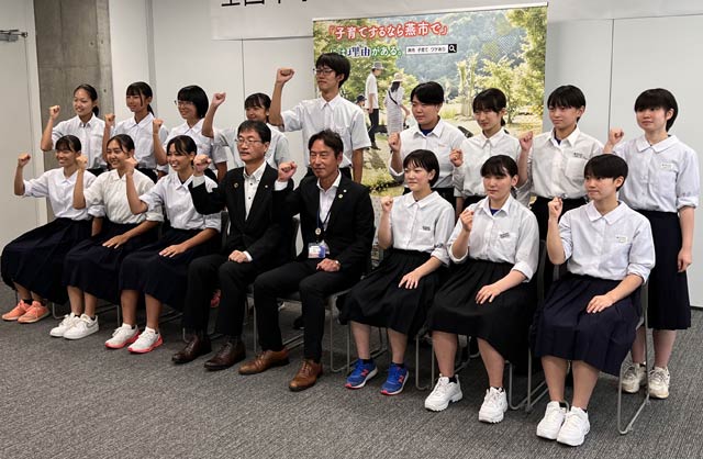 全国中学校体育大会に出場する燕市内中学校の生徒の激励会