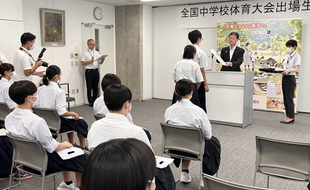 鈴木市長から選手一人ひとりに記念品を手渡す
