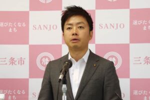 記者会見する滝沢市長